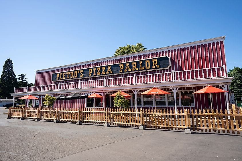 Front view of Pietro's Pizza Parlor in Milwaukie, Oregon.