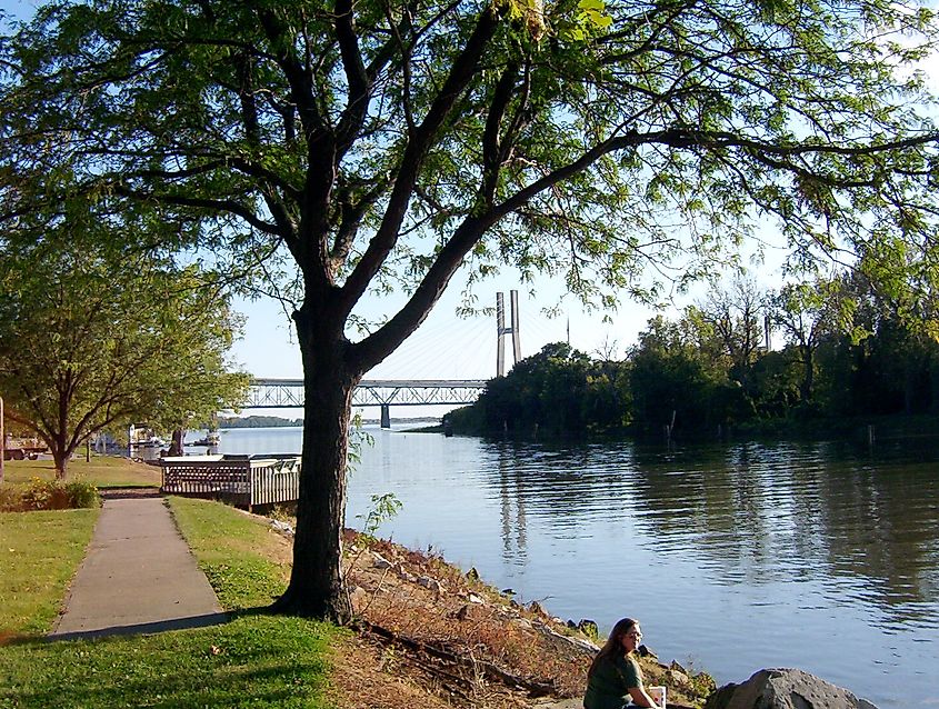 Taken from a riverfront park on the east bank of the Mississippi River in Quincy, Illinois. U.S. Highway 24 is routed along the bridge in the background. Photo: Lpangelrob at en.wikipedia