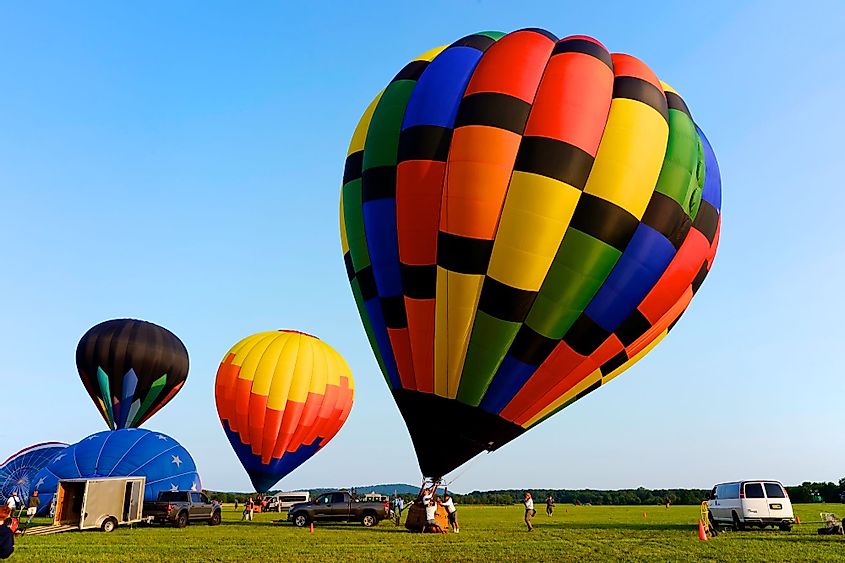 Milžiniški spalvingi oro balionai užpildo dangų virš Solbergo oro uosto Redingtone, Naujajame Džersyje