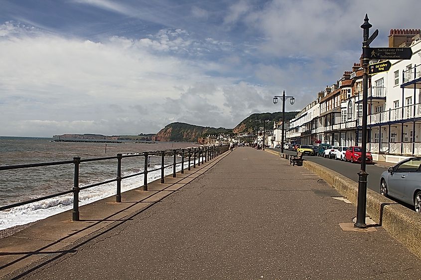 A sunny Sidmouth seafront walk