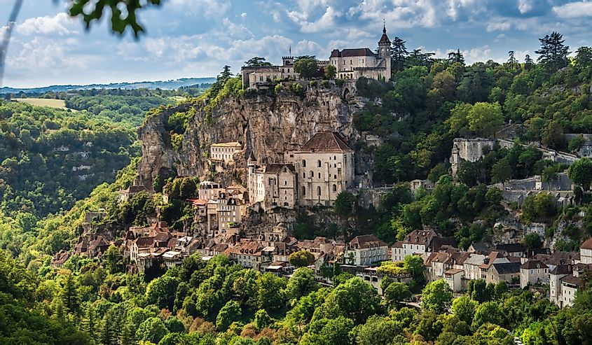 Рокамадур, красивая французская деревня на скале в Миди-Пиренеях на юго-западе Франции.