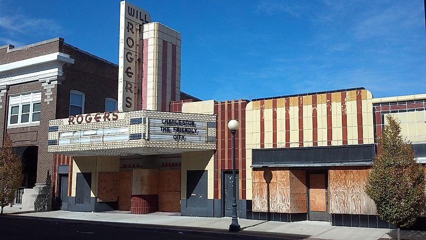 Will Rogers Theatre and Commercial Block, By jrmyers - Own workThis photo was uploaded with Wiki Loves Monuments mobile 1.2.5 (Android)., CC BY-SA 3.0, https://commons.wikimedia.org/w/index.php?curid=22484275