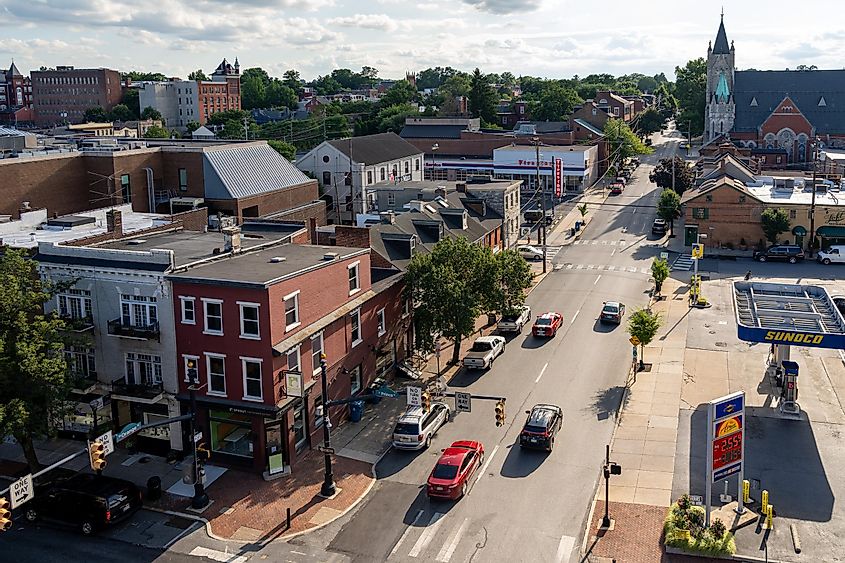 Вид с высокого угла на городские улицы Ланкастер-Сити в Пенсильвании. CEW / Shutterstock.com
