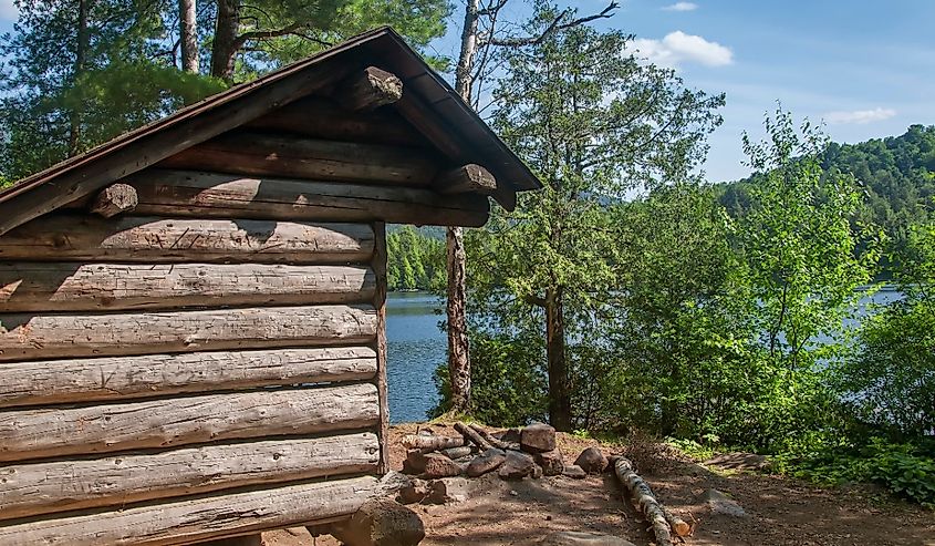 A wooden lean to at the eastern shore campground at copperas pond in wilmington new york.