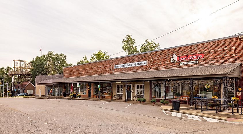 San Augustine, Texas: The old business district on Broadway Street