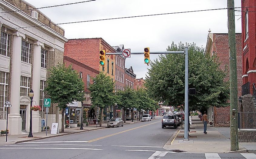  Temple Street (West Virginia Route 20) as viewed from 2nd Avenue in w:Hinton, West Virginia, By Tim Kiser (w:User:Malepheasant) - Own work, CC BY-SA 3.0 us, https://commons.wikimedia.org/w/index.php?curid=3120421