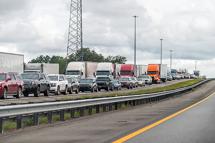 Межштатное шоссе i95, ведущее автомобильное движение вблизи Джексонвилла, штат Флорида, и длинная пробка из множества грузовиков, застрявших из-за аварии на дороге