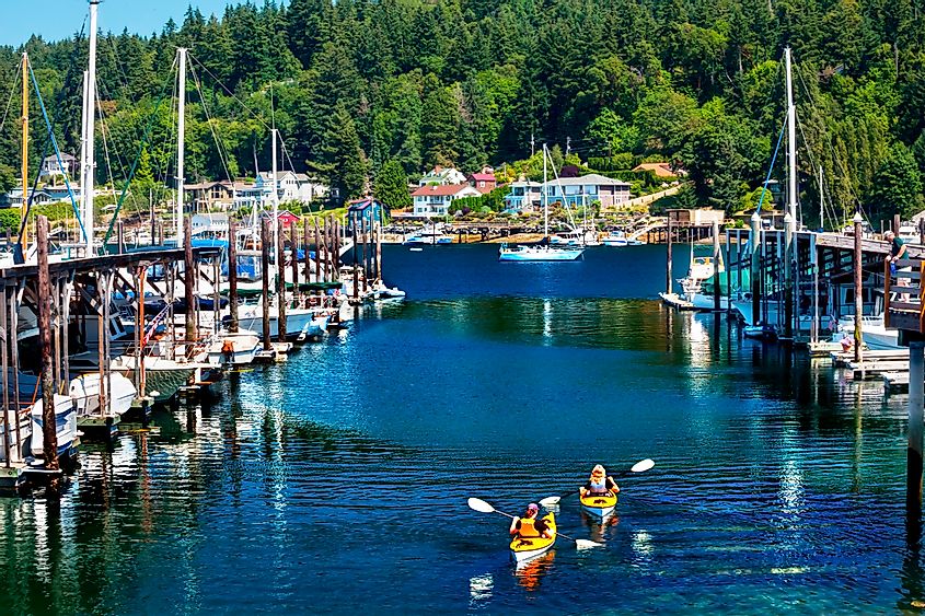 Пристань для яхт с белыми парусниками, Каяки, отражение, Гиг-Харбор, округ Пирс, штат Вашингтон