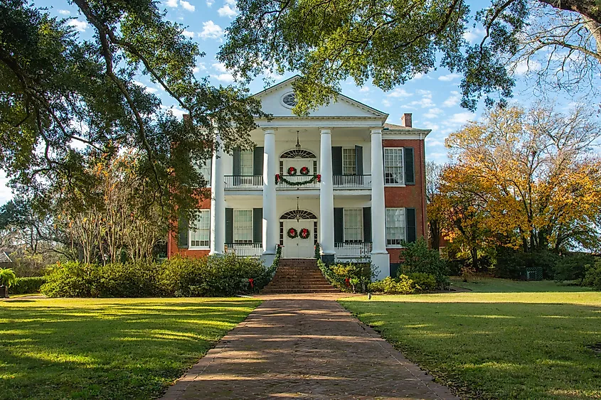 A beautiful mansion in Natchez, Mississippi, in fall