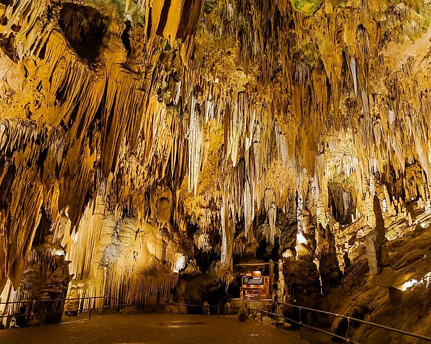 Console of the Great Stalacpipe Organ in Luray Caverns, Virginia