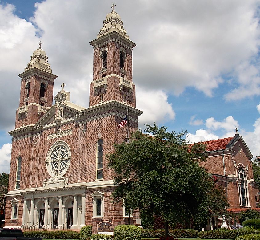 St. Joseph Co-Cathedral in Thibodaux, Louisiana, is listed on the National Register of Historic Places. (Farragutful, CC BY-SA 4.0, via Wikimedia Commons)
