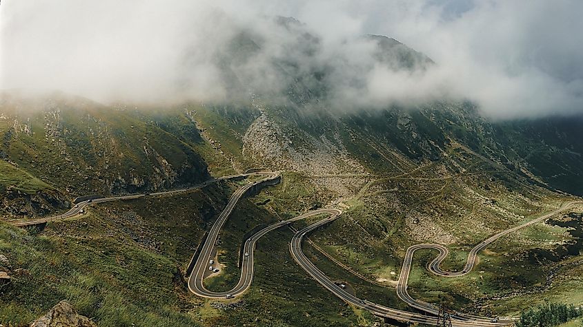 The winding mountainous road of the Transfăgărășan