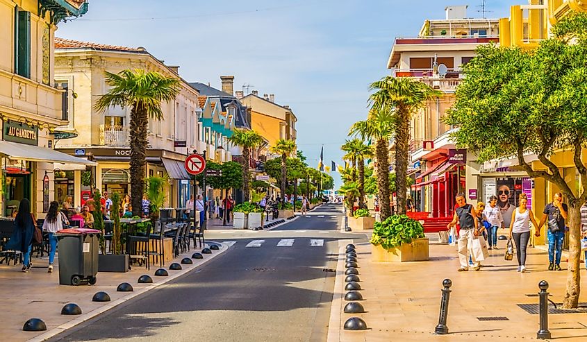 Главная пешеходная аллея, ведущая к пляжу в историческом центре Аркашона, Франция