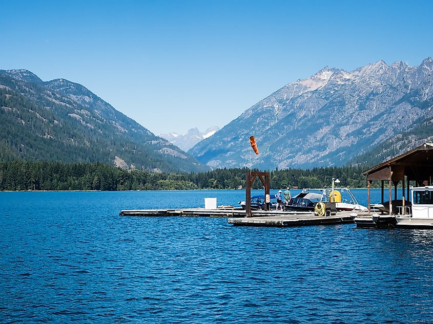 Посадка на лодку в Стехекине, уединенном поселке на северной оконечности озера Челан - штат Вашингтон, США