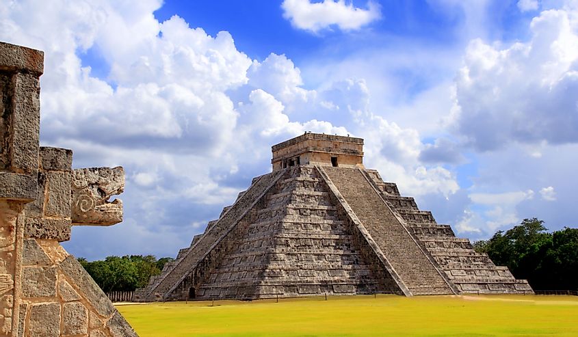 Змея Чичен-Ица и пирамида храма майя Кукулькан Мексика