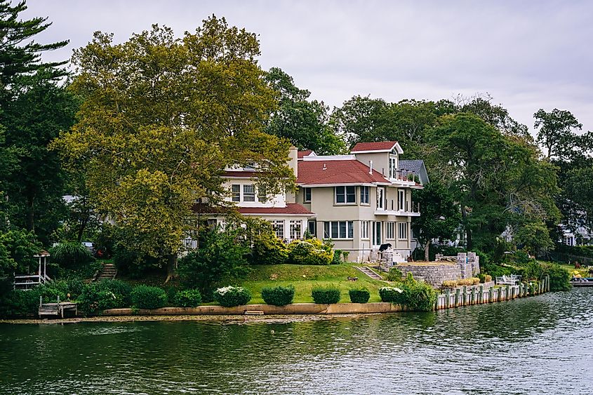 Дом на берегу озера Дил, в Эсбери-парке, Нью-Джерси.