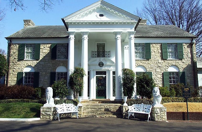 Graceland mansion in Kentucky, By Joseph Novak - Flickr, CC BY 2.0, https://commons.wikimedia.org/w/index.php?curid=37834696
