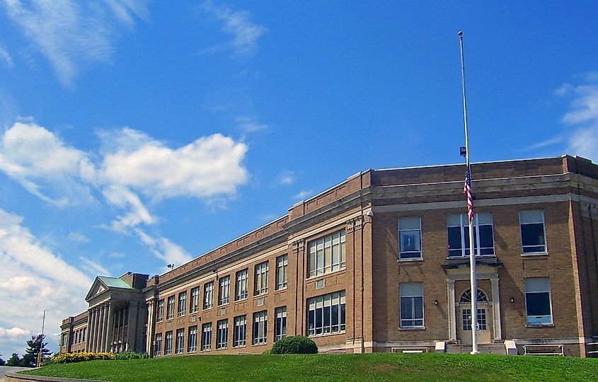 Newburgh Free Academy By Daniel Case, CC BY-SA 3.0, https://commons.wikimedia.org/w/index.php?curid=2546681