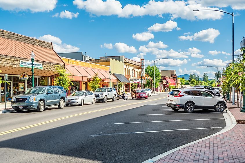 Первая авеню, главная улица, проходящая через центр города Сэндпоинт, штат Айдахо, в летний день., через Кирка Фишера / Shutterstock.com
