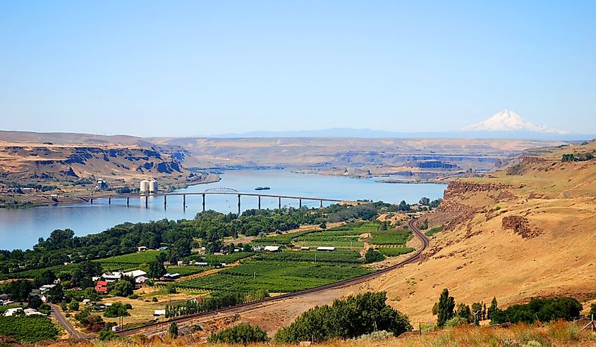 The Dalles Bridge crossing the Columbia River between The Dalles, Oregon, and Maryhill, Washington