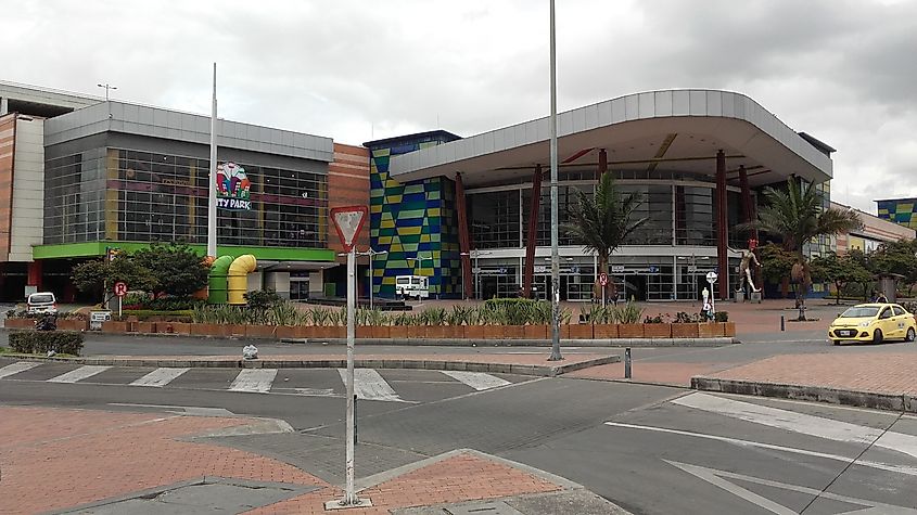 Main entrance of the shopping center. Por EEIM - Trabajo propio, CC BY-SA 4.0, https://commons.wikimedia.org/w/index.php?curid=61615756