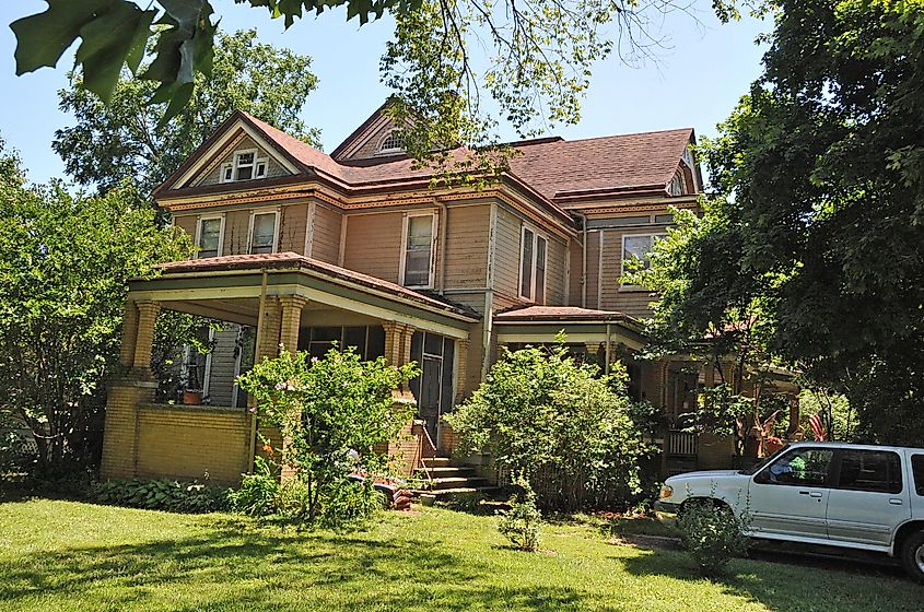 Constructed in 1876-1877 by Washington Irving Wallace, this was one of the first high-styled homes built between the old town of Lebanon and the new settlement area along the tracks of the St. Louis-San Francisco Railroad.