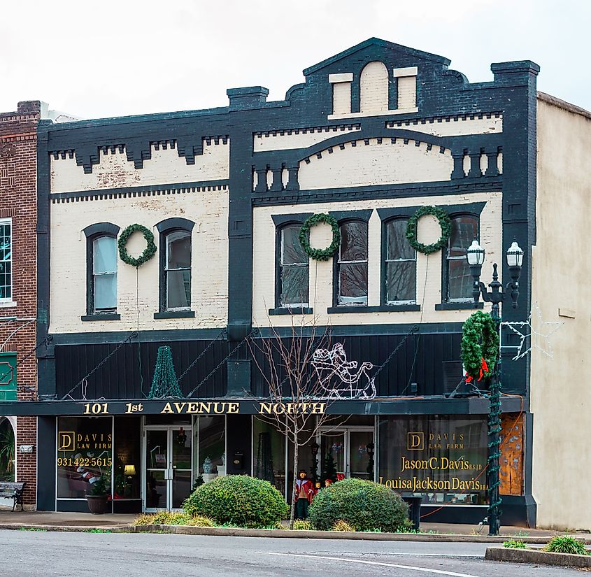 Downtown Lewisburg, Tennessee (https://upload.wikimedia.org/wikipedia/commons/0/01/Ladies_Rest_Room-Lewisburg%2C_TN.jpg)