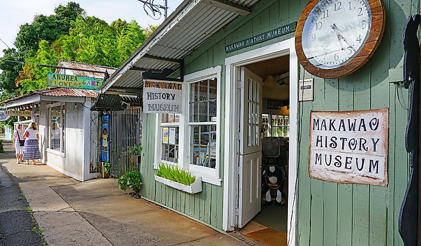 Makawao street with museum.