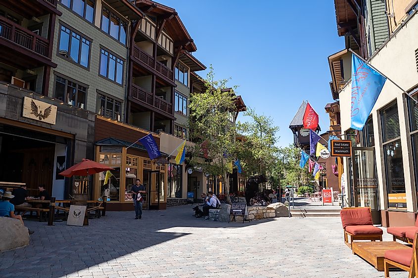 A pedestrain friendly shopping area with restaurants in Mammoth Lakes.