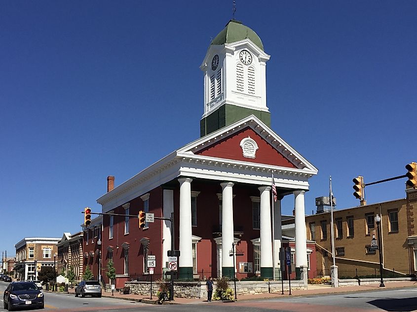 Jefferson County Courthouse in Charles Town, By Famartin - Own work, CC BY-SA 4.0, https://commons.wikimedia.org/w/index.php?curid=57067853