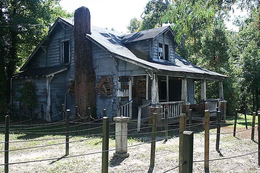 Kersey Valley Spookywoods Blue House. Credit: America Haunts, CC BY 4.0 <https://creativecommons.org/licenses/by/4.0>, via Wikimedia Commons