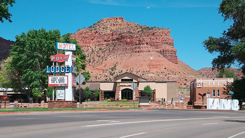 Parry lodge sign, the mountain and Kanab sign. Editorial credit: Christophe KLEBERT / Shutterstock.com