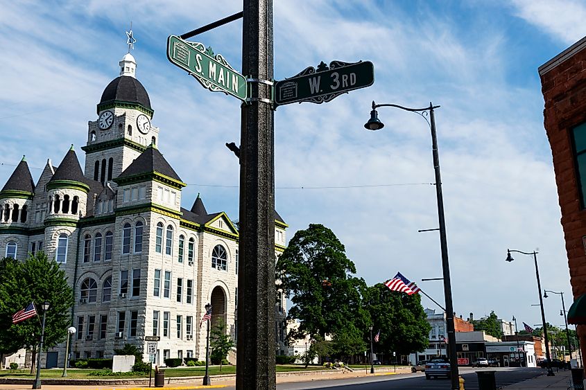 View of the main street with the Jasper County Courthouse, in the city of Carthage, in the State of Missouri, via TLF Images / Shutterstock.com