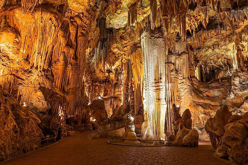 Cave Stalactites, stalagmites, and other formations at Luray Caverns, Virginia