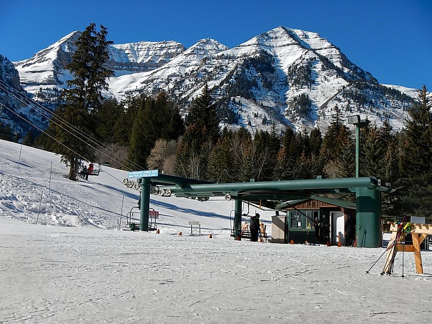Ski lift at Sundance Mountain Resort, By PunkToad from oakland, us - The SlopesUploaded by stemoc, CC BY 2.0, https://commons.wikimedia.org/w/index.php?curid=30900663