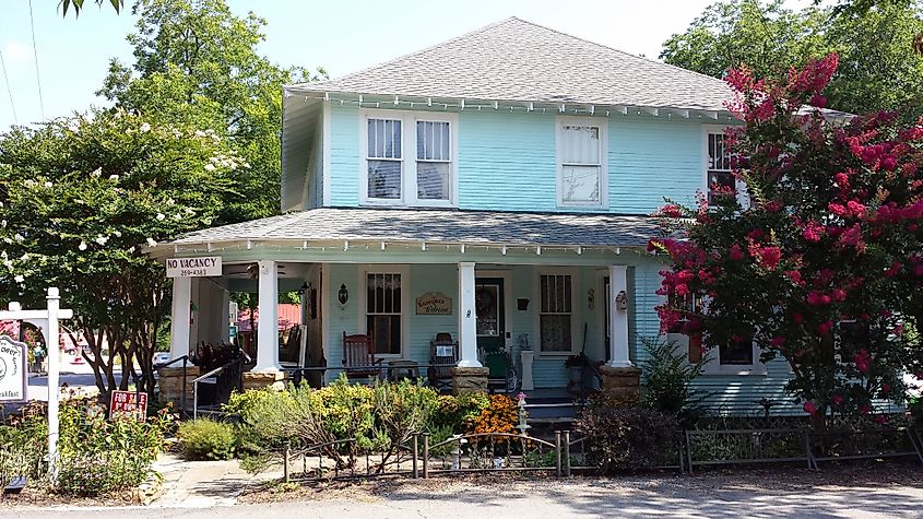 Wildflower Bed & Breakfast in Mountain View, AR (Brandonrush, CC BY-SA 4.0 <https://creativecommons.org/licenses/by-sa/4.0>, via Wikimedia Commons)