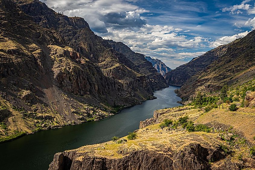 Sweeping vista of Snake River marking the boundary between Idaho and Oregon, nestled within Hells Canyon.