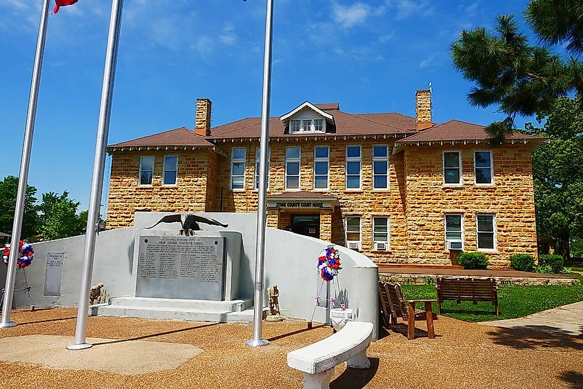 Mountain View Courthouse with Veteran Memorial