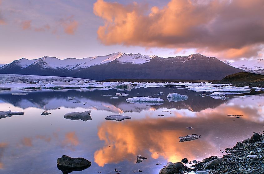  Jökulsárlón, a glacial lake in Iceland. To the right, the mouth of the glacier Vatnajökull.