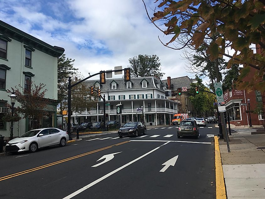 Main street in Doylestown, Pennsylvania, By Dough4872 - Own work, CC BY-SA 3.0, https://commons.wikimedia.org/w/index.php?curid=63301575