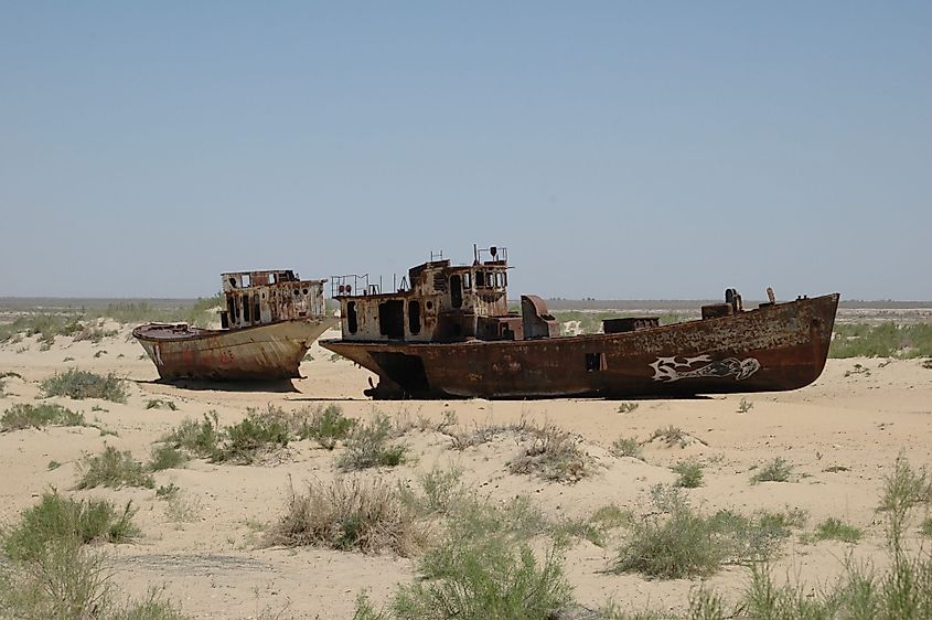 2 shipwrecks in Moynaq, a former fishing industry hub now 80km off the water.