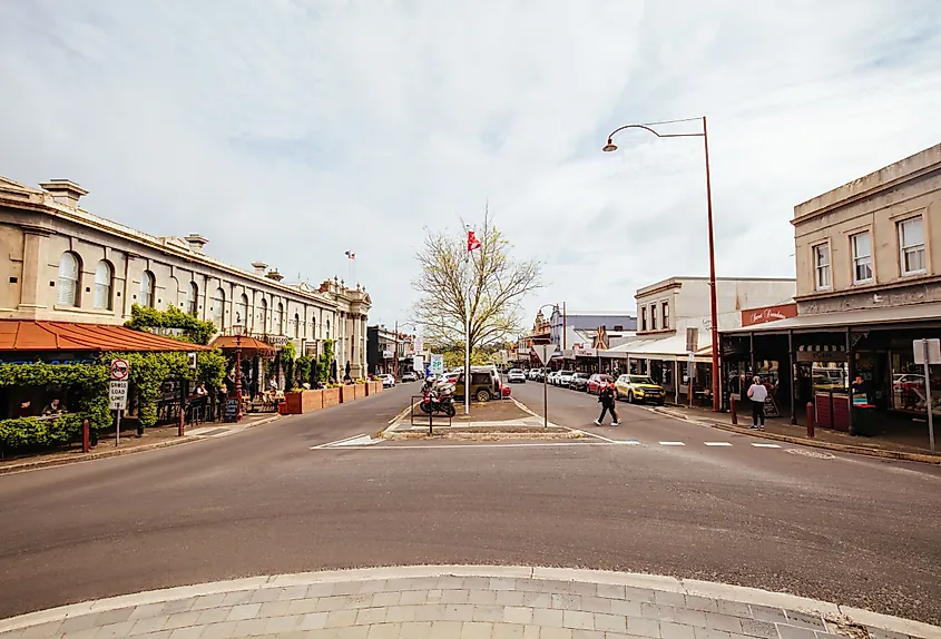  Vincent St in Daylesford on a warm spring morning in Victoria, Australia. Image credit: FiledIMAGE via Shutterstock.