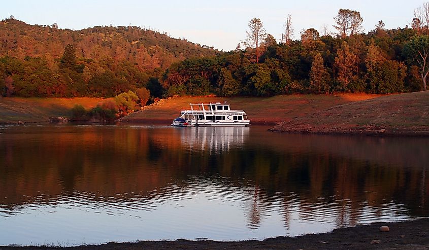 Large motor boat at Oroville Lake in autumn.