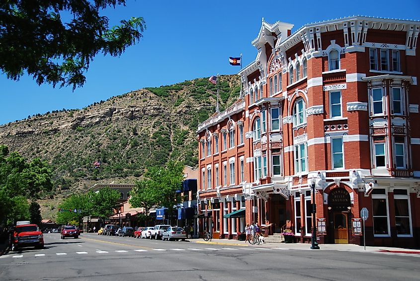 ДУРАНГО, Колорадо, США - 8 июня 2013 года: вид на главную улицу Дуранго с видом на отель Strater. В историческом районе Дуранго находится более 80 исторических зданий.