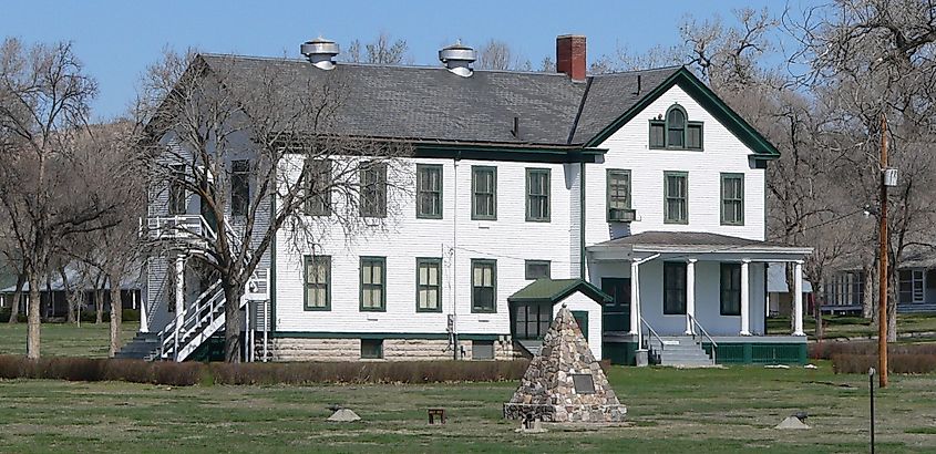 1905 post headquarters at Fort Robinson near Crawford, Nebraska. photo via Wikicommons
