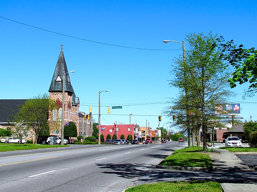 Jackson Street in Tullahoma, Tennessee. By Brian Stansberry, CC BY 3.0, Wikimedia Commons