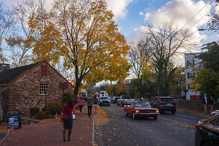 Traffic congestion on Main Street at New Hope, Pennsylvania, via JWCohen / Shutterstock.com