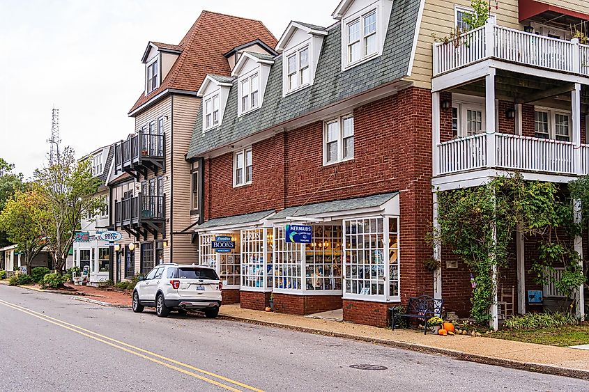 Downtown Manteo showing a popular bookstore in North Carolina