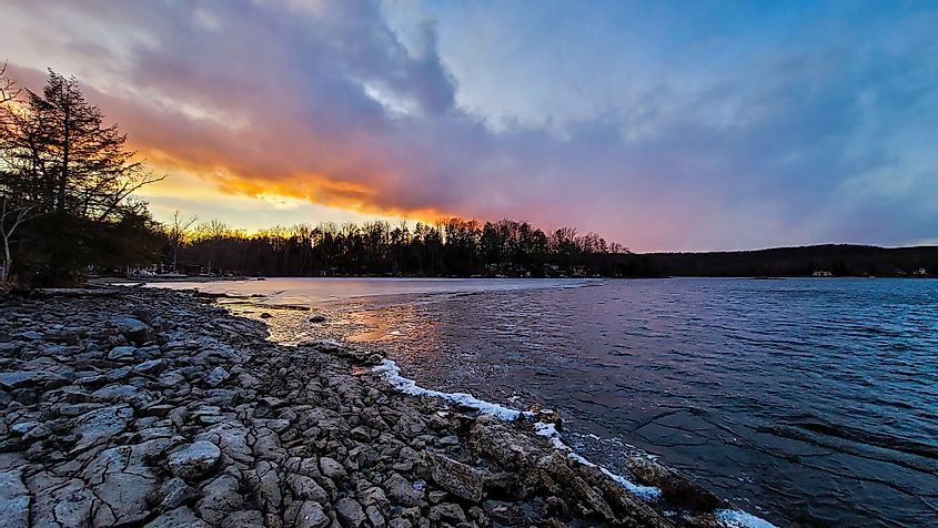 Закат на озере Сварсвуд в Нью-Джерси.