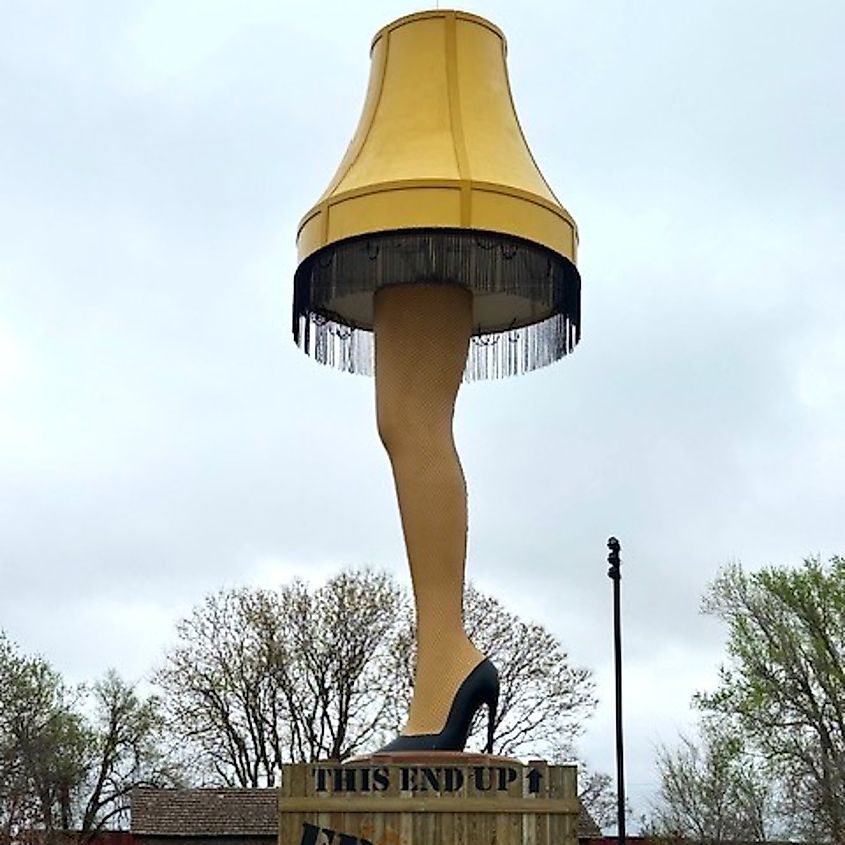 Leg lamp statue, in the manner of the leg lamp in [[A Christmas Story]], in Chickasha OK